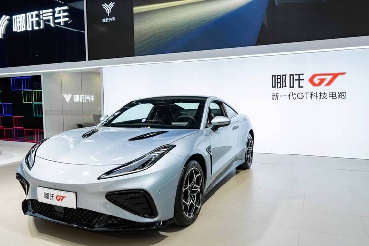 惠州215哪吒汽车在智能汽车领域的表现，领途汽车在新能源汽车市场中的影响力